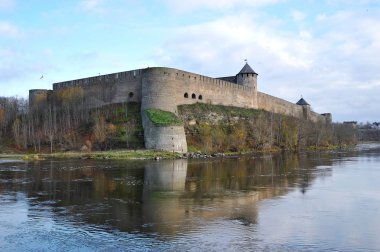Narva, Estonya-Kasım 3, 2018: kalenin Ivangorod Narva Nehri geçip görünümünü
