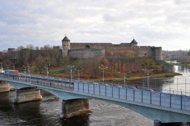 Narva, Estonya-Kasım 3, 2018: Narva ve görünümünü Ivangorod kalede köprüsünü