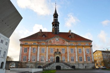 Narva, Estonya-Kasım 3, 2018: eski belediye binası içinde Narva bina