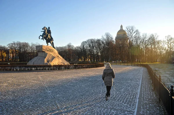 Petersburg Kasım 2018 Bir Kadın Peter Anıtı Yakınındaki Petersburg Büyük — Stok fotoğraf