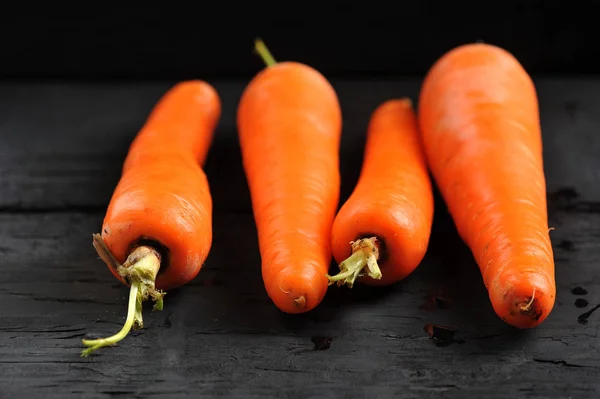 Zanahoria Entera Cerca Sobre Fondo Oscuro — Foto de Stock