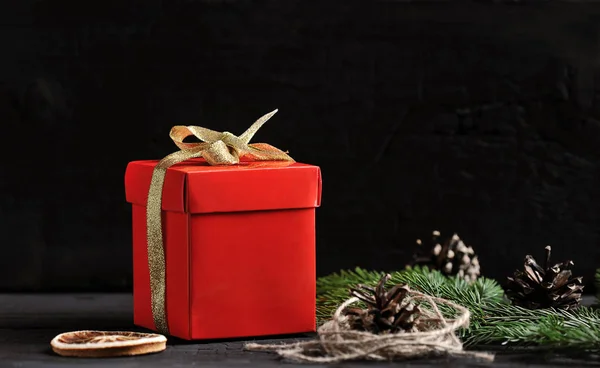 Fondo Navidad Con Una Caja Regalo Roja Árbol Navidad Conos —  Fotos de Stock