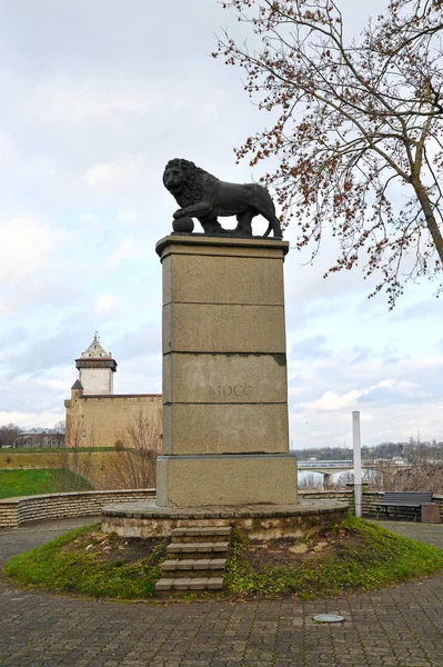 Narva Estland November 2018 Utsikt Det Høye Hermannstårnet Monumentet Med – stockfoto