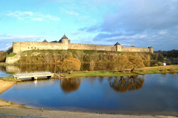 Narva Estonia Noviembre 2018 Vista Fortaleza Otro Lado Del Río —  Fotos de Stock