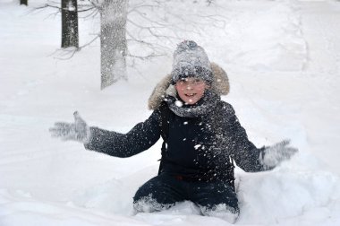 Çocuk 12 yaşında kış giysileri karda oynayan