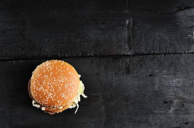 sığır eti Burger ile susam topuz yakın çekim üstten görünüm