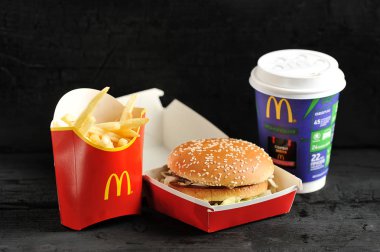 Saint Petersburg, Rusya - 4 Aralık 2018: Mcdonald'ın tekel promosyon üzerinden bigmac öğle yemeği