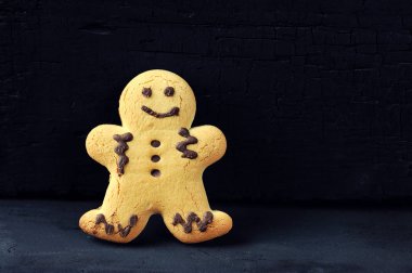 Zencefilli kurabiye adam siyah bir arka plan - yakın çekim