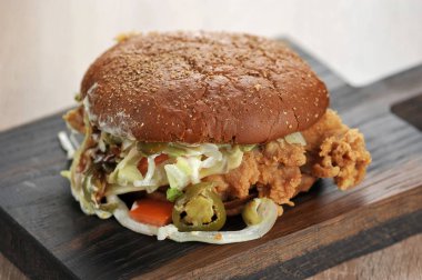 Karanlık ekmek için ahşap tahta ile kavrulmuş tavuk Burger