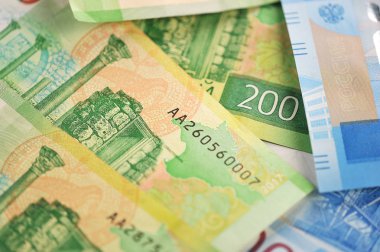 yeni banka notları 2000 ve 200 Rus ruble - Finansal arka plan