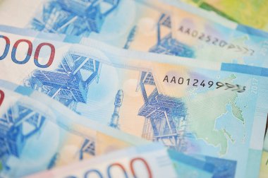 yeni banka notları 2000 ve 200 Rus ruble - Finansal arka plan