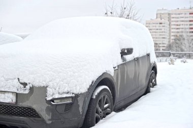 Kirli araba Kışın kar ile kaplı