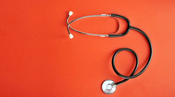 Stethoscoop Rode Achtergrond Medische Arts Apparatuur Geneeskunde Medisch Onderzoek Gezondheidszorg — Stockfoto