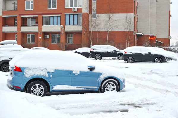 Modré Auto Sněhem Stojí Parkovišti Dvoře Domu Zimní Sněžení — Stock fotografie