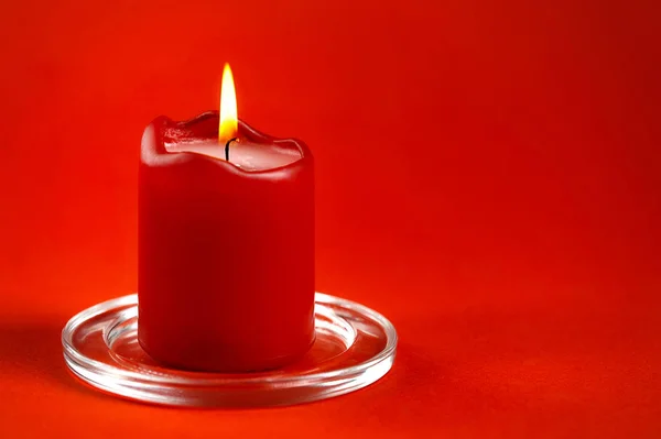 Rote Brennende Kerze Auf Rotem Hintergrund Mit Platz Für Textkopien — Stockfoto