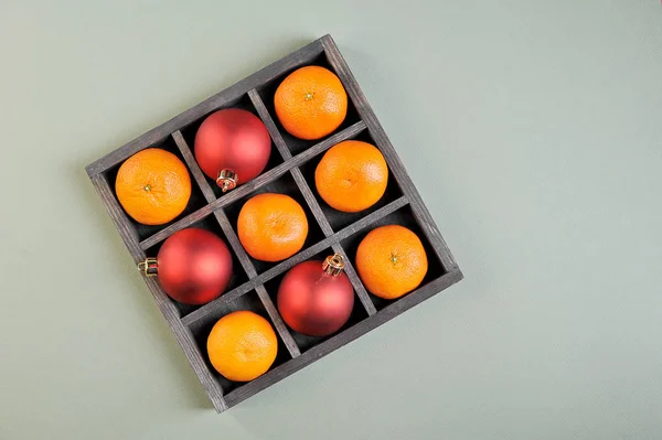 Mandarijnen Kerstversiering Een Houten Matrix Box Bovenaanzicht Vlakke Laag — Stockfoto