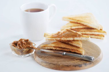 yoğunlaştırılmış süt, haşlanmış ile tost ekmeği jam