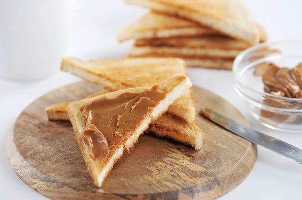 Yoğunlaştırılmış süt, haşlanmış ile tost ekmeği jam — Stok fotoğraf