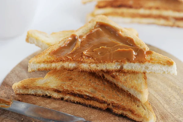 yoğunlaştırılmış süt, haşlanmış ile tost ekmeği jam