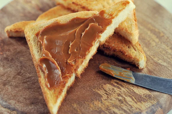 Yoğunlaştırılmış süt, haşlanmış ile tost ekmeği jam — Stok fotoğraf