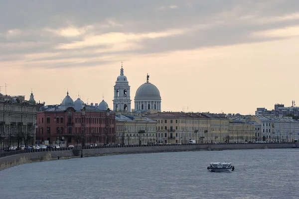 Beskåda av den Catherine kyrkan på Vasilievsky ö i St. Peters — Stockfoto