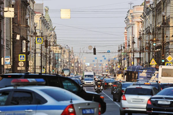 Wieczorny korek na ulicy Newski Prospekt w Sankt Petersburgu — Zdjęcie stockowe