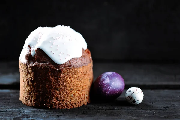 Sfondo pasquale - torta festiva e uova dipinte — Foto Stock