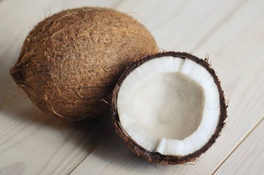 Hindistan cevizi ve yarım hindistan cevizi.