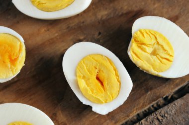 ahşap arka plan üzerinde sarı sarısı ile yumurta yarısı