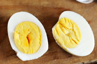 haşlanmış yumurta iki yarısı 