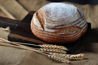 ahşap bir Tahta üzerinde siyah çavdar ekmeği 