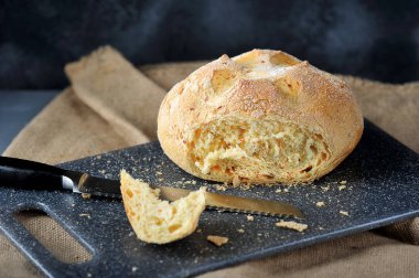 bir somun kesilmiş mısır beyaz ekmek parçası