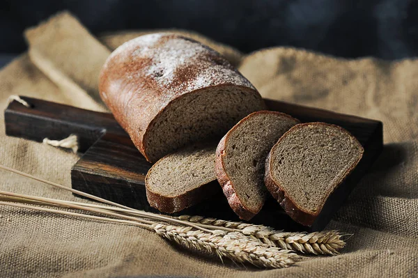 Rustik çuval üzerinde dilimlenmiş ekmek ve kulaklar — Stok fotoğraf