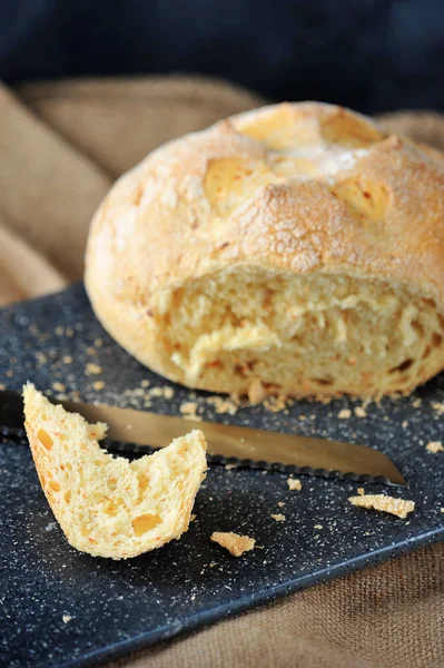 Trozo de pan blanco de maíz cortado de un pan — Foto de Stock