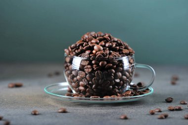 gri yeşil şeffaf cam Fincan kahve çekirdekleri