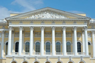 Rus devlet Müzesi binasının sütunlu cephe 