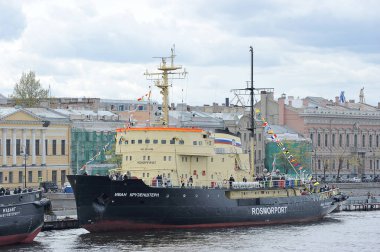 Saint-Petersbu nehri üzerinde buzkıran Ivan Kruzenshtern