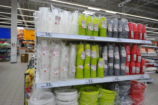 Sprzedaż przyborów plastikowych w sklepie — Zdjęcie stockowe