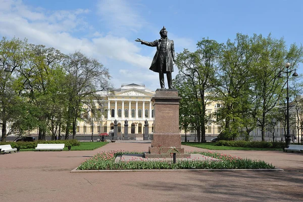 Puskin szobor az orosz állami múzeum épülete előtt — Stock Fotó