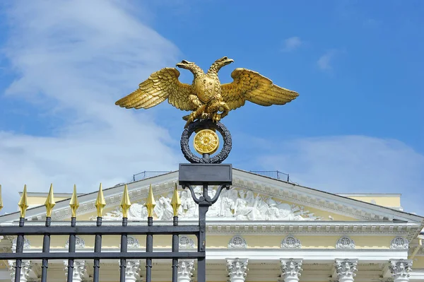 Skulptur eines Doppeladlers auf dem Tor — Stockfoto