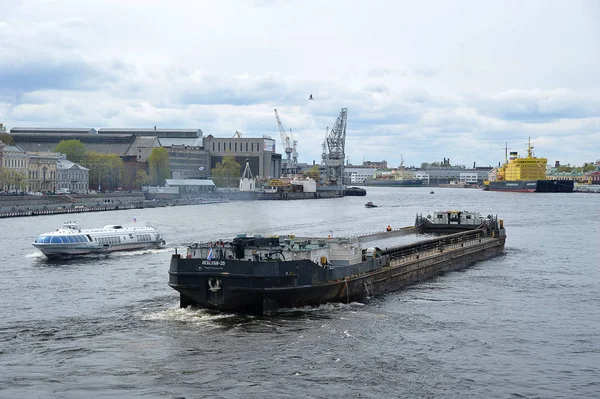 Ледокол "Капитан Сорокин" и сухогруз "Невский-35" на р — стоковое фото