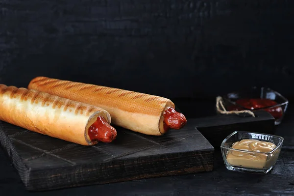 Ketçap ve hardal ile Fransız köpek sosis