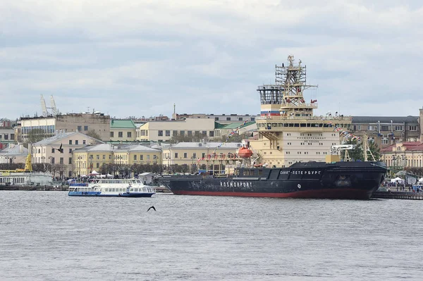 Eisbrecher saint-petersburg auf der neva in saint-petersbur — Stockfoto