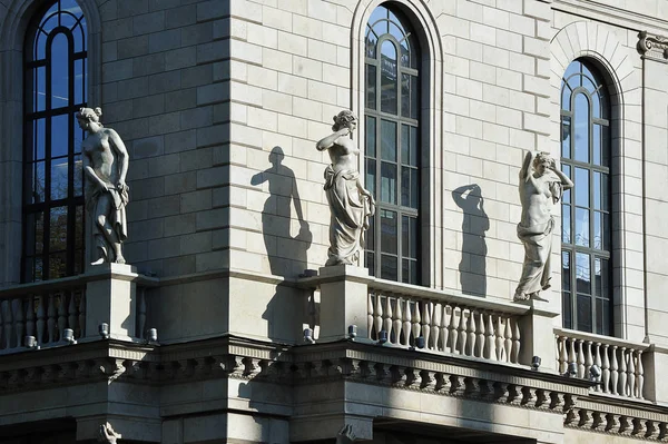 Skulpturen auf dem Gebäude am Ostrovsky-Platz — Stockfoto