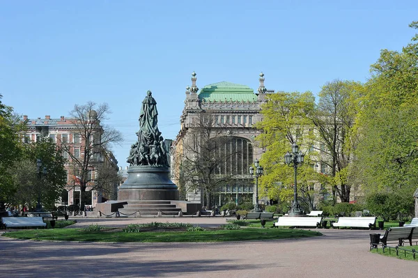 View of the monument to Catherine the great and the house of mer — Stock Photo, Image