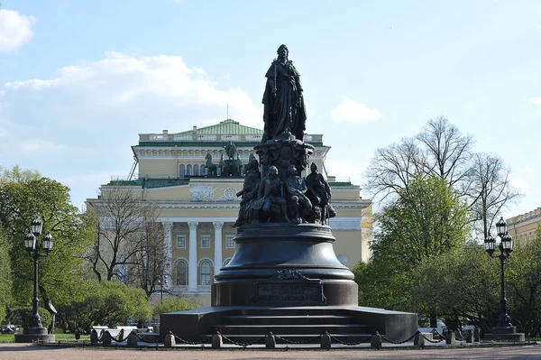 Μνημείο της Μεγάλης Αικατερίνης στην Αγία Πετρούπολη — Φωτογραφία Αρχείου