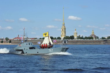 Neva ri sularında Peter büyük çizme ile savaş gemisi