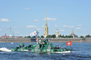 Peter ve Paul f karşı Neva nehri sularında savaş gemisi