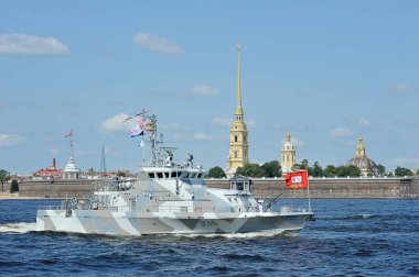 Peter ve Paul f karşı Neva nehri sularında savaş gemisi