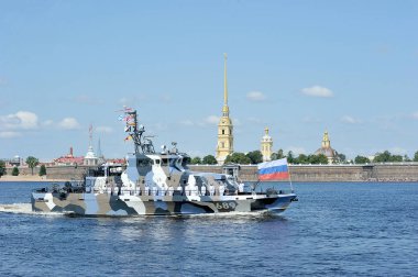 Peter ve Paul f karşı Neva nehri sularında savaş gemisi